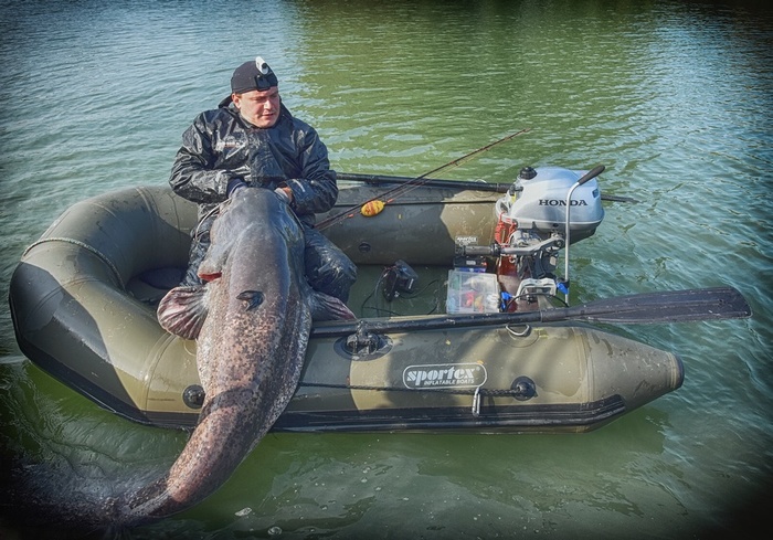 Aktivangeln vom Schlauchboot NUTRIA