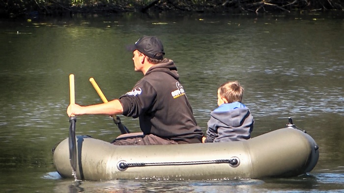 Kleines Mini Schlauchboot zum Angeln