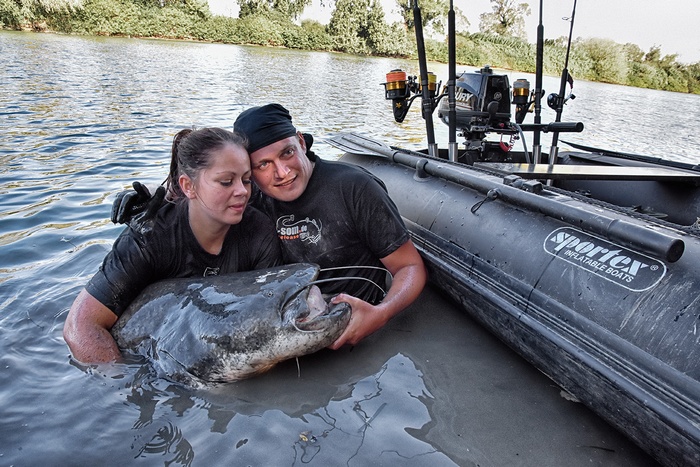 Sehr stabiles Angel Schlauchboot Nutria Wallerangeln